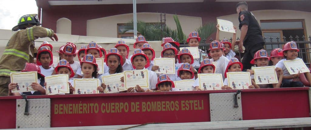 Bomberos del Colegio Más Vida