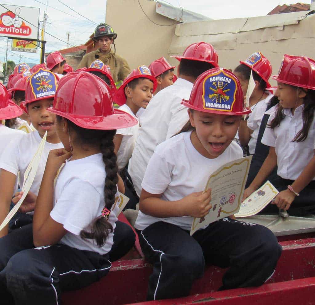 Bomberos del Colegio Más Vida