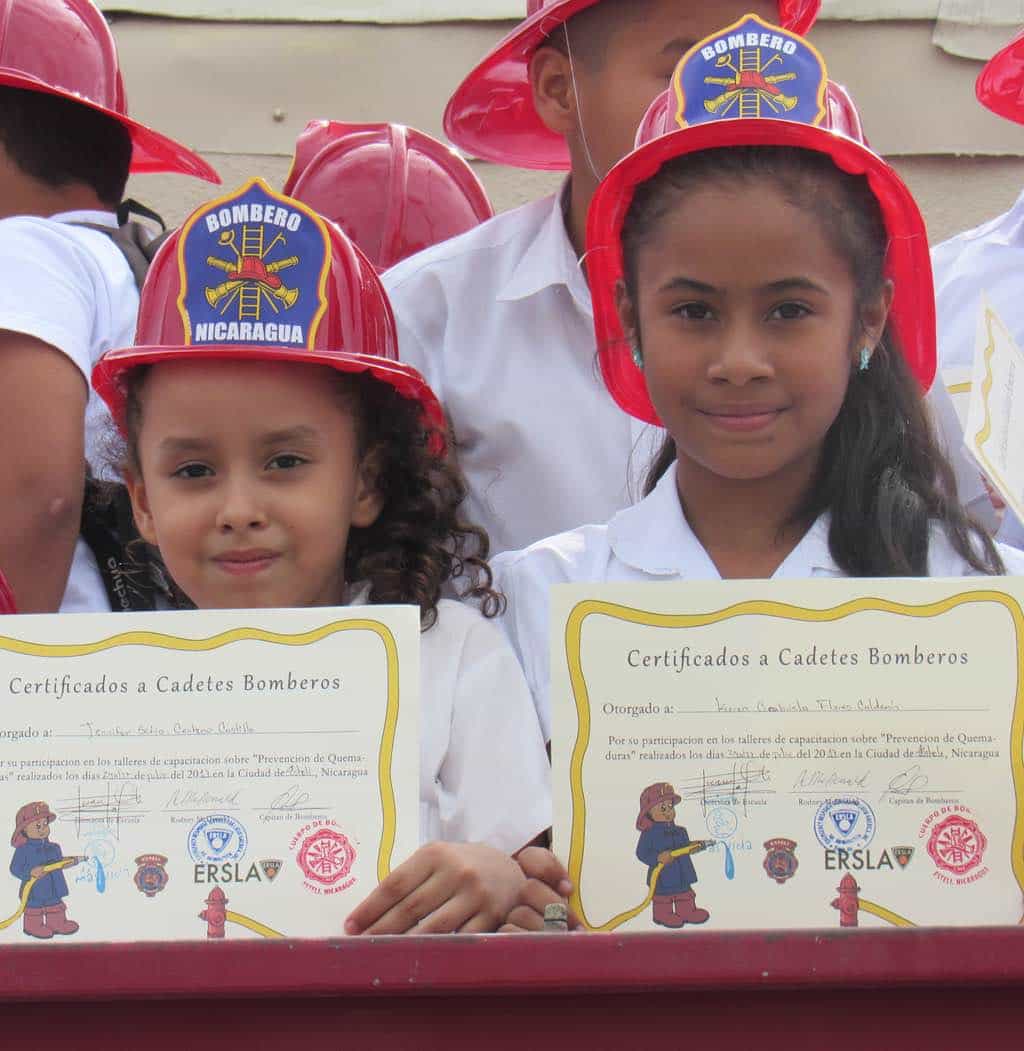Bomberos del Colegio Más Vida